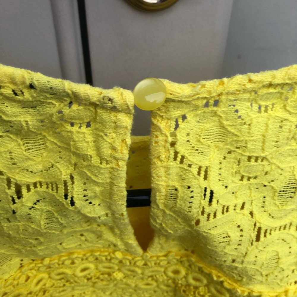 PROJECT RUNWAY Buttercup Cold Shoulder Top (S) - Picture 5 of 6